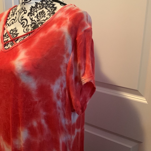 Women’s cap sleeve shark bite hem tie dyed t-shirt. - Picture 3 of 6